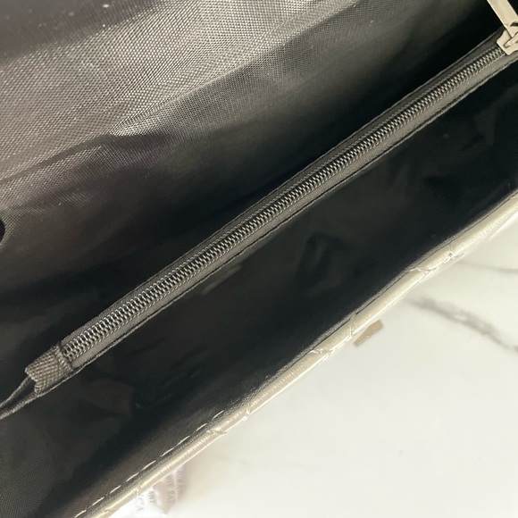 Women’s Silver Quilted Crossbody Flap Bag Chain Strap - Picture 4 of 8